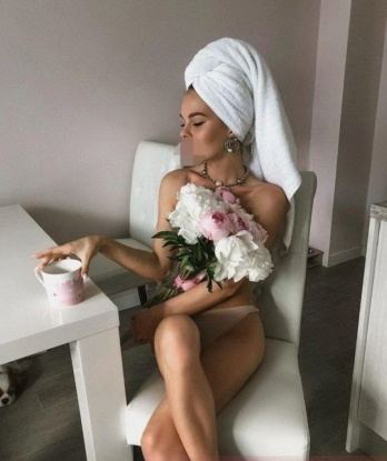 🌟 Я креативна и открыта к экспериментам, чтобы сделать каждую встречу особенной и незабываемой. 🌸 Живу в самом сердце Москвы и мои услуги доступны для тебя в любое удобное время. 💋 На фото я, и каждая моя кривая идеально подчеркнута. У меня есть много положительных отзывов от предыдущих клиентов, которые подтверждают мою профессиональность и неземные навыки. 🌌 Если ты ищешь незабываемый опыт и море удовольствия, обратись ко мне, и я обещаю, что ты не пожалеешь о своем выборе. 💞 Жду твоего звонка, чтобы погрузиться в мир нашего взаимного удовлетворения. Кири